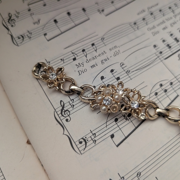 Vintage 50s Goldtone Floral Bracelet With Gemstones And Faux Pearls - Picture 4 of 13